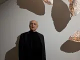 El arquitecto Frank Gehry y algunas de sus lámparas diseñadas en forma de pez.