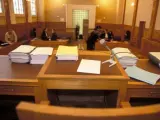 Sala de un tribunal donde se va a celebrar un juicio.