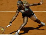La tenista estadounidense Serena Williams devuelve la bola a la española Carla Suárez, en el partido de tercera ronda del Masters 1000 de Madrid 2014.