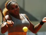 Serena Williams devuelve una bola durante su partido de octavos de final del Masters de Madrid de tenis 2014 contra la española Carla Suárez.