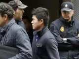 Un ciudadano chino llega a la sede de la Audiencia Nacional de la calle Prim, donde el juez de la Audiencia Nacional Fernando Andreu ha tomado declaración de los detenidos en la Operación Emperador.