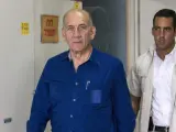 El ex primer ministro israelí Ehud Olmert (izq), a su llegada al Tribunal del Distrito de Tel Aviv.