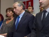 El número dos de la candidatura europea del PSOE, Ramón Jáuregui (c), junto al candidato balear Pere Joan Pons, (d) y la secretaria general del PSIB, Francina Armengol.