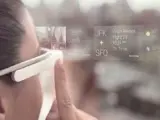 Una mujer utiliza las Google Glass.
