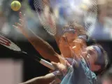 Foto de exposición múltiple del tenista suizo Roger Federer mientras saca la bola ante el francés Jeremy Chardy durante EL Masters 1000 de Roma 2014.