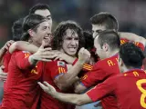 El jugador español Carles Puyol (c) es felicitado por sus compañeros después de marcar el 0-1 durante el partido Alemania-España, de semifinales del Mundial de Fútbol de Sudáfrica 2010, en el estadio Moses Mabhida de Durban (Sudáfrica) , el 7 de julio de 2010.