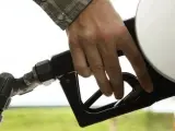 Imagen de archivo de una persona echando gasolina en un surtidor.