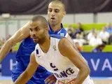 El base francés Tony Parker conduce el balón ante el israelí Limoned en el Eurobasket 2013.