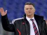 Van Gaal da instrucciones a sus jugadores.