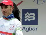 El ciclista del Katusha Joaquim 'Purito' Rodríguez, enfundándose el maillot de líder de la Volta a Catalunya.