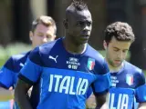 Los jugadores de la selección nacional italiana, Antonio Cassano, Mario Balotelli, Giuseppe Rosssi, participan en la sesión de entrenamiento de su selección en Coverciano.