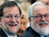 El presidente del Gobierno, Mariano Rajoy, junto al cabeza de lista del PP en las elecciones europeas, Miguel Arias Cañete, durante el mitin de campaña para las elecciones celebrado en Valencia.