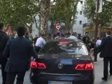 Unos 50 manifestantes violentos han agredido a algunos militantes del PP y han arrojado objetos contra el coche oficial de Montoro y de la líder del PPC.