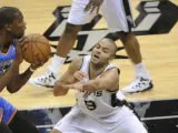 Tony Parker (d) de los Spurs de San Antonio disputa el balón con Kevin Durant (i) de los Oklahoma City Thunder.