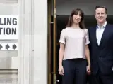 El primer ministro británico, David Cameron, y su esposa, Samantha, abandonan el colegio electoral de Hall Memorial Metodista tras votar en las elecciones europeas, en Londre.
