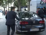 El coche del ministro de Hacienda, Cristóbal Montoro, y de la líder del PPC, Alicia Sánchez-Camacho a la salida del mitin del PPC en Vilanova i la Geltrú (Barcelona).