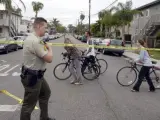 Un agente de policía en la zona universitaria de Isla Vista (Santa Bárbara, California), donde tuvo lugar un tiroteo.