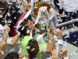 El capitán del Real Madrid, Íker Casillas, besa la copa de la Champions League, tras imponerse al Atlético de Madrid por 4-1.
