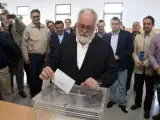 El candidato del PP al Parlamento Europeo, Miguel Arias Cañete, vota en el CEIP Antonio Machado de Jerez de la Frontera.