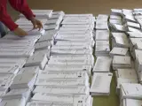 Papeletas electorales con las diferentes candidaturas preparadas en el colegio Bernardette de Aravaca, donde este domingo vota, entre otros, el presidente del Gobierno, Mariano Rajoy en las elecciones al Parlamento Europeo.