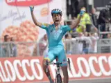 El italaino Fabio Aru se impone en la cima de Plan de Montecampione, meta de la decimoquinta etapa del Giro de Italia.