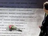 La madre de uno de los militares que fallecieron en el accidente del avión Yak 42 frente al monumento con los nombres de las víctimas en Zaragoza.