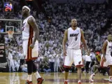 LeBron James (i), Rashard Lewis (c) y Ray Allen (d) de los Heat de Miami celebran su victoria ante los Pacers de Indiana.