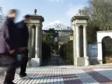 Dos personas pasando frente a la puerta de entrada de la Quinta Torre Arias (San Blas, Madrid).