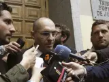 El magistrado Elpidio José Silva atiende a los medios acompañado por su abogado, Cándido Conde-Pumpido Varela.