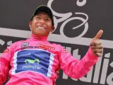 El ciclista colombiano Nairo Quintana, del equipo español Movistar, celebra su victoria de etapa y su ascenso al liderato del Giro de Italia en Vall Martello.