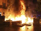 Contenedores ardiendo formando barricadas durante los incidentes producidos tras la manifestación llevada a cabo esta tarde en el barrio de Sants de Barcelona, en protesta por el desalojo, el pasado 26 de mayo, de los okupas de Can Vies y por la actuación policial en los dos últimos días.
