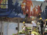 Personas pertenecientes al colectivo de ocupantes del centro social Can Vies del barrio de Sants de Barcelona, han regresado al lugar para intentar reconstruir el edificio.