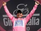 El ciclista colombiano Nairo Quintana celebra que mantiene la 'maglia' rosa tras la etapa del Zoncolan en el Giro de Italia.