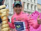 El ciclista colombiano Nairo Quitana posa con el trofeo de ganador del Giro de Italia y con la maglia rosa de líder de su general en el último podio de la edición de 2014.