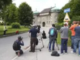 Varios periodistas congregados delante de la cárcel en Landsberg am Lech (Alemania) aguardan el ingreso en prisión del expresidente del Bayern Múnich Uli Hoeness.