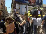 Decenas de personas participan en los trabajos de desescombro de la parte derruida de Can Vies.