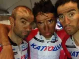 El ciclista catalán Purito Rodríguez posa en un 'selfie' con el aragonés Ángel Vicioso y con el madrileño Dani Moreno tras una etapa del Giro de Italia 2014.