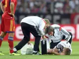 Marco Reus, atendido en el césped tras lesionarse en el amistoso ante Armenia.
