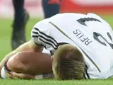 El futbolista alemán Marco Reus se duele en el césped tras lesionarse el tobillo en un amistoso previo al Mundial ante Armenia en Maguncia.