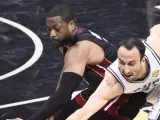 Wade y Ginóbili disputándose un balón durante la segunda final de la NBA.