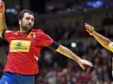 Joan Cañellas lanza a portería en el España - Macedonia de balonmano.