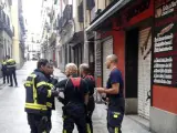 Bomberos y policía municipal en la calle donde ocurrió el incendio, en Madrid