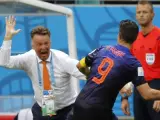 El seleccionador holandés Louis Van Gaal felicita a Robin Van Persie tras su primer gol.