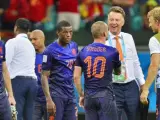 El seleccionador holandés, Louis Van Gaal, felicita a sus jugadores tras derrotar a España.