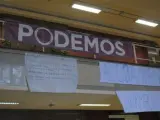 Pancarta de Podemos en la entrada de la Facultad de Filosofía de la Universidad Complutense de Madrid.