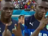 El delantero italiano Mario Balotelli hace un gesto a la cámara tras el partido entre su selección y la de Inglaterra en el Mundial de Brasil.