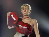 La exniña Disney Miley Cyrus, desplegando su arsenal de complementos provocadores, en el Palacio de los Deportes de Madrid.