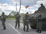 Milicianos prorrusos vigilan en un punto de control de la ciudad de Donetsk, Ucrania.