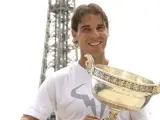 El tenista español Rafael Nadal posa delante de la Torre Eiffel con la Copa de los Mosqueteros en París (Francia) tras ganar por novena vez.