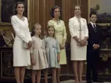 Doña Letizia y sus hijas, la princesa de Asturias Leonor y la infanta Sofía, la Reina Sofía y la Infanta Elena junto a su hijo mayor, Felipe Juan Froilán, en el día de la proclamación dl rey Felipe VI.